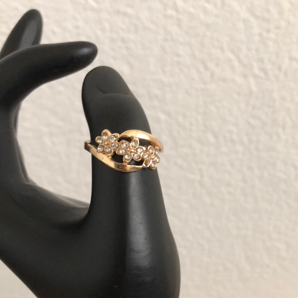 Source Unknown Gold Floral Crystal Ring